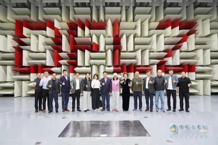 签约1500台！东风柳汽与中欧国际工商学院“龙行工程”生态共创合作项目启动