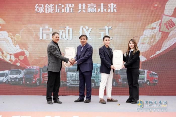 战略合作再升级！60台乘龙新能源重卡交付山西大客户