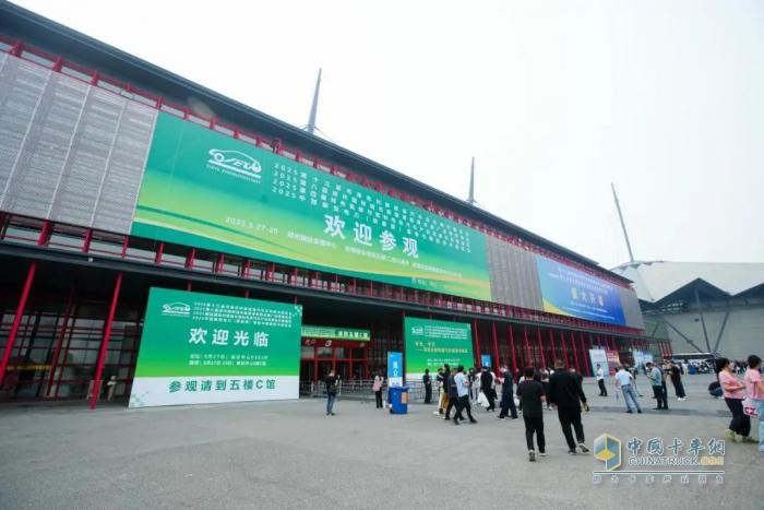 陕汽重卡&卡尔动力无人驾驶重卡亮相2025第八届郑州国际新能源商用车推广应用展览会