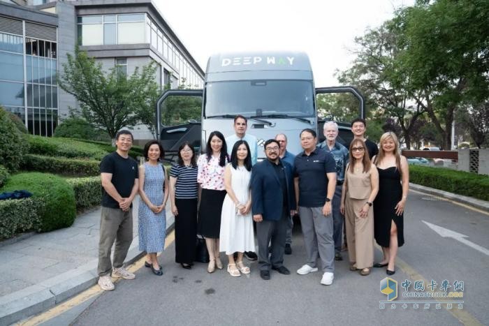 DeepWay深向受邀与美国加州萨克拉门托市代表团举行会谈，共话全球化发展新机遇