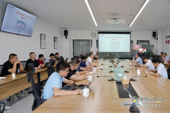 营销事业部举行“东风阳光创新服务工作室”导师带徒签约仪式