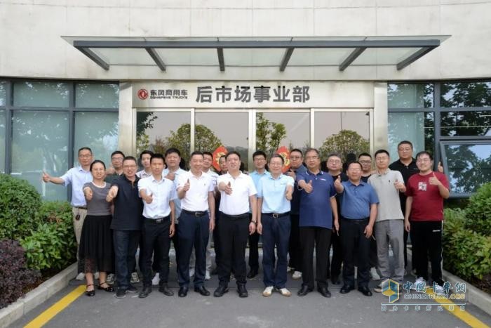 营销事业部举行“东风阳光创新服务工作室”导师带徒签约仪式