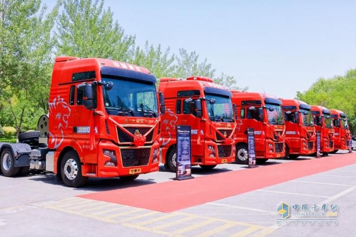 巅峰动力 擎动西北 中国重汽汕德卡G7H 720马力燃气牵引车荣耀上市！
