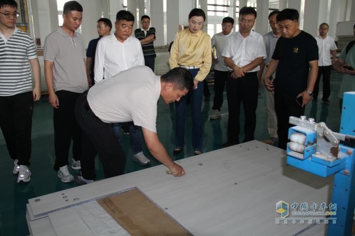 从首辆碳纤维轻量化货厢交付看物流行业载具轻量化发展趋势