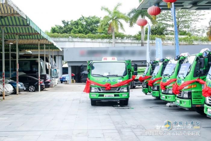 骏铃新能源工程车频频交车，开启绿色城建新未来