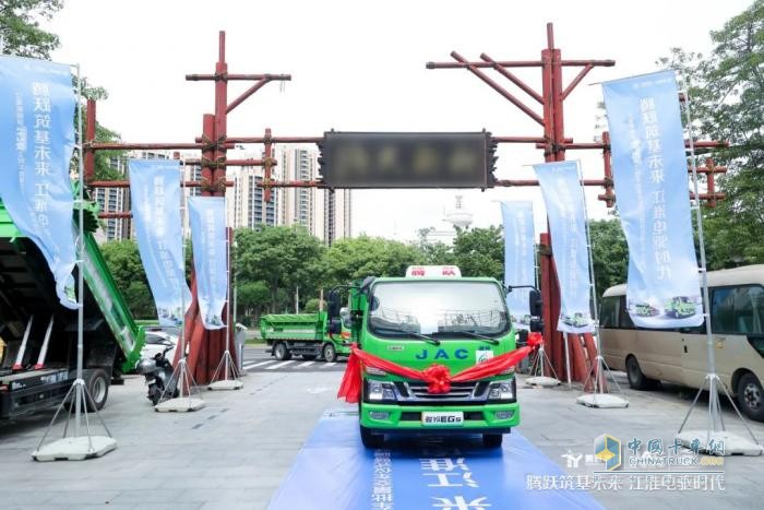 骏铃新能源工程车频频交车，开启绿色城建新未来