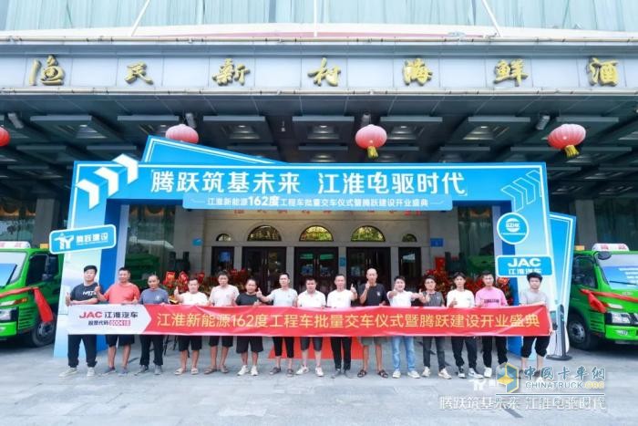 骏铃新能源工程车频频交车，开启绿色城建新未来