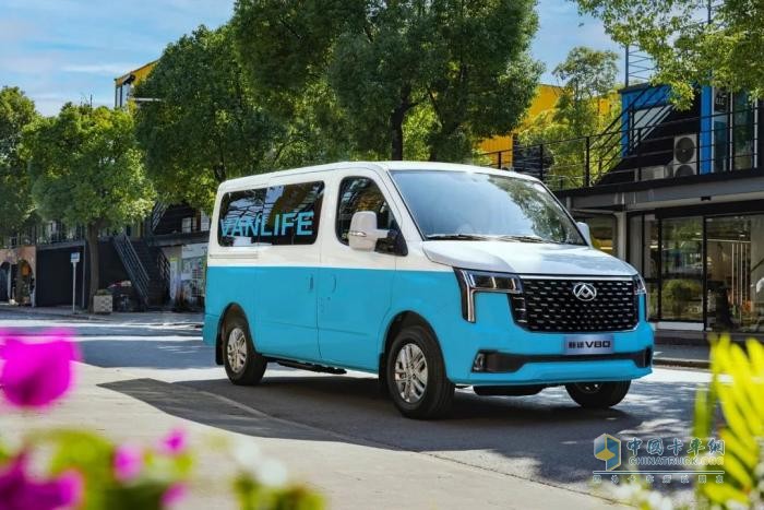 上汽大通新途V80交付长白山景区！70台新车赋能东北版“巴音布鲁克”旅游体验