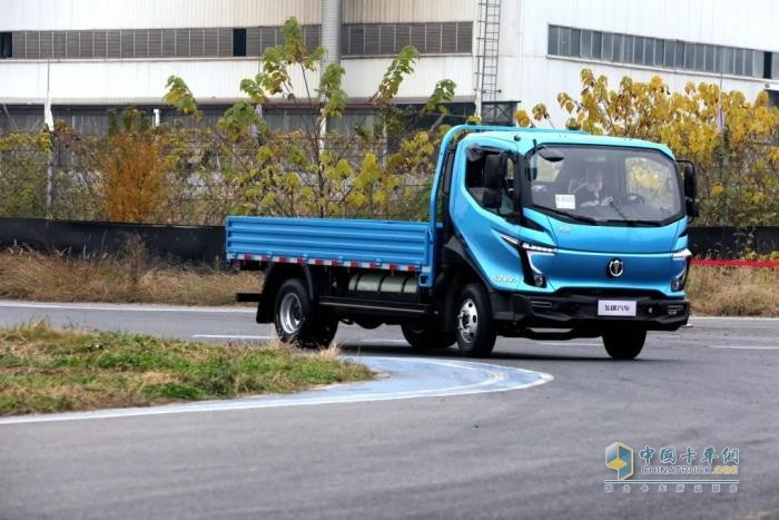 飞碟汽车：夏季极端天气卡友安全操作指南