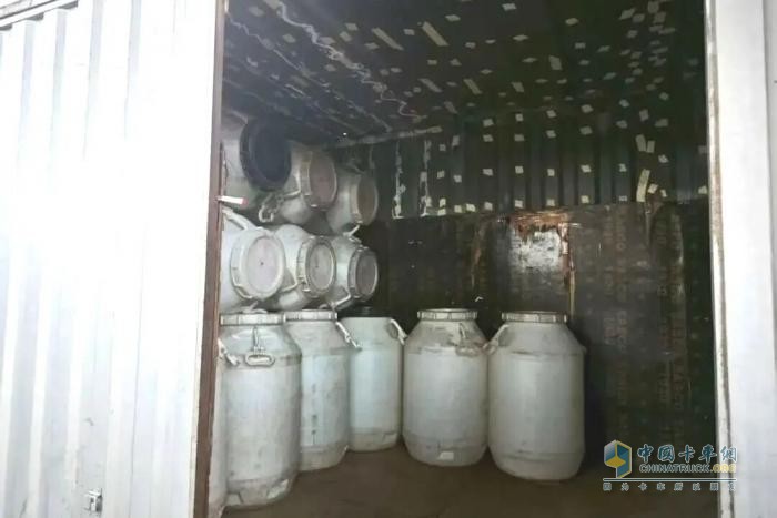 广东东莞查获一非法“黑危化品车”及时消除安全隐患