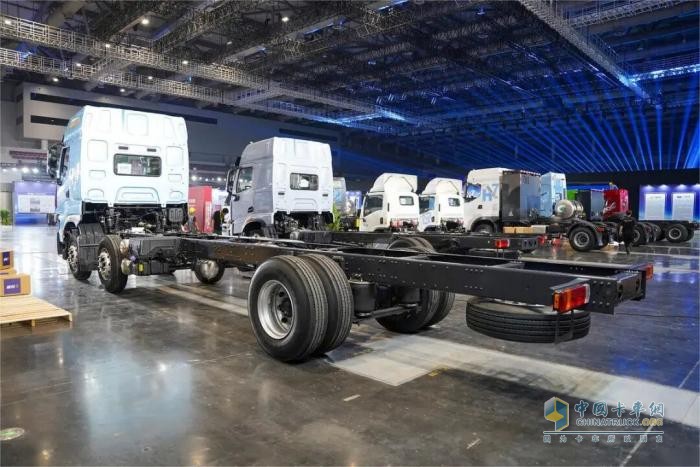 乘龙H7 Pro 6x2载货车：当“货运能手”遇上隐形坑，轻松操控，一路省心无负担！