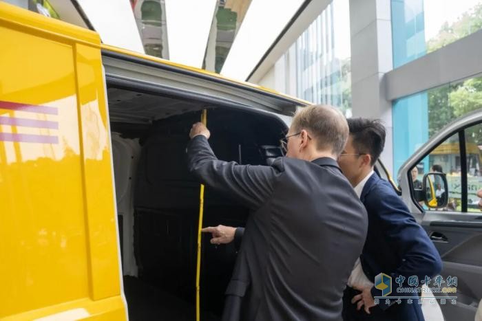 从“最大单”到“持续加码”！DHL续购500台EV30，上汽大通领跑欧洲绿色物流赛道
