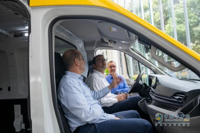 从“最大单”到“持续加码”！DHL续购500台EV30，上汽大通领跑欧洲绿色物流赛道