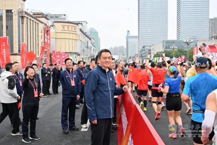 纵马英雄城！江铃·福特智趣烈马2025南昌马拉松燃情开跑