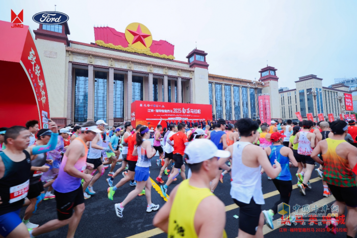 纵马英雄城！江铃·福特智趣烈马2025南昌马拉松燃情开跑