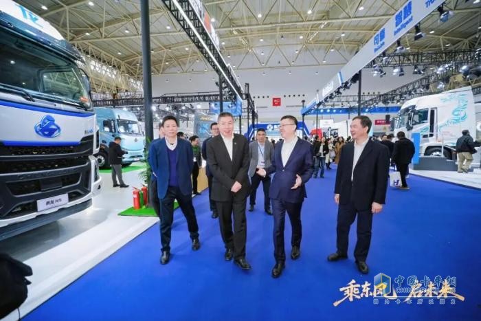 集团关怀赋能前行，东风集团领导莅临武汉商用车展巡视东风柳汽展厅