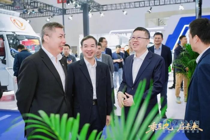 集团关怀赋能前行，东风集团领导莅临武汉商用车展巡视东风柳汽展厅