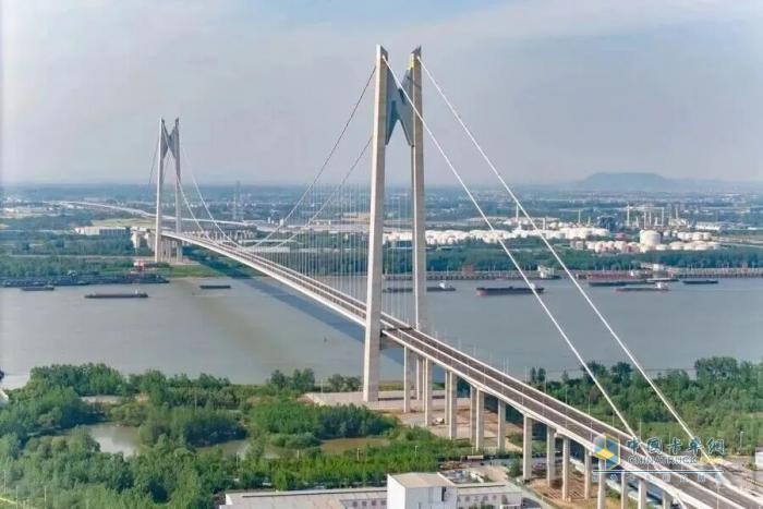 南京新生圩长江大桥危化品运输车辆禁行