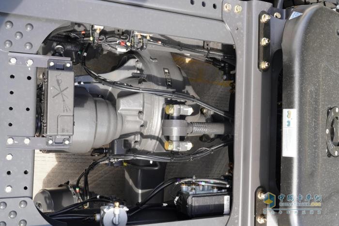 600度超大电量！这台乘龙纯电牵引车让卡友告别续航焦虑