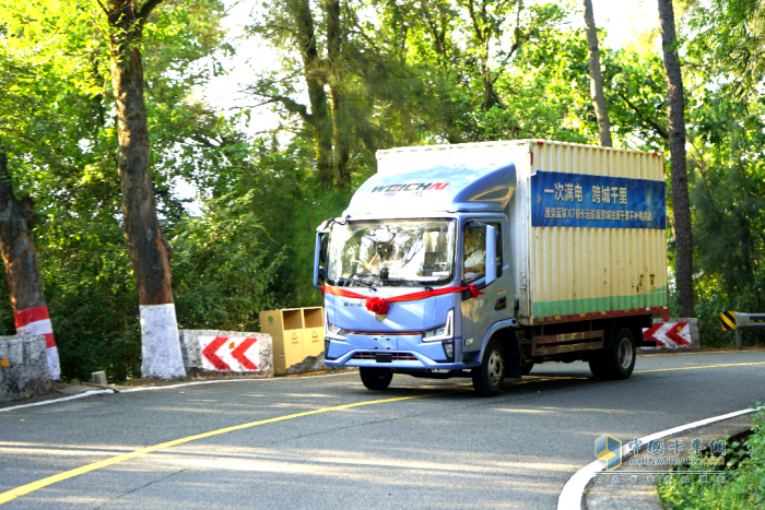 潍柴蓝擎X7冷藏车批量交付福州大客户，硬核性能+全维安全演绎高效标杆！