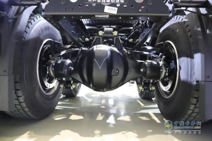 解放J6P换电牵引车：路况复杂，有我不怕！