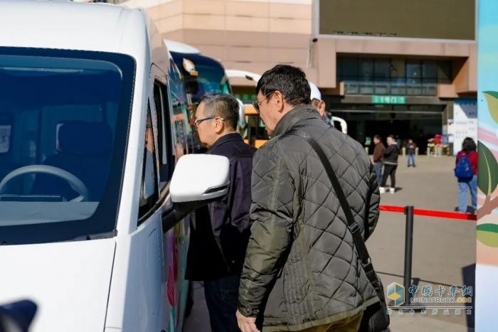 百城快闪融入春城脉络，图雅诺X6、风景i昆明同台，演绎客运与城配硬实力