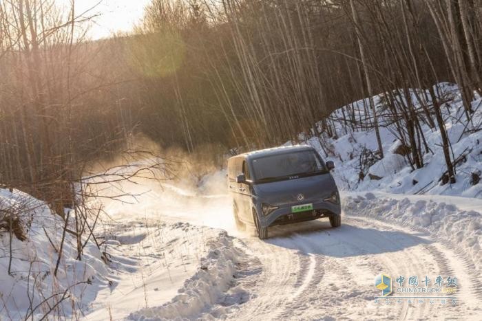 向寒区物流痛点亮剑！央视权威见证 东风睿立达极寒实测，铸就运营“热实力”