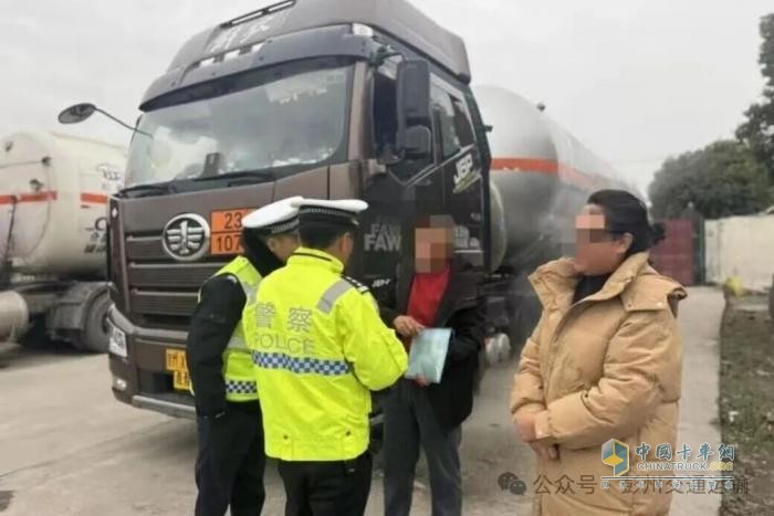 四川查获多起停车场危化品车辆停放乱象