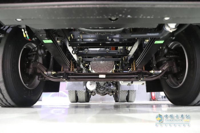 解放J6P复合换电牵引车：用硬核实力回应所有不安