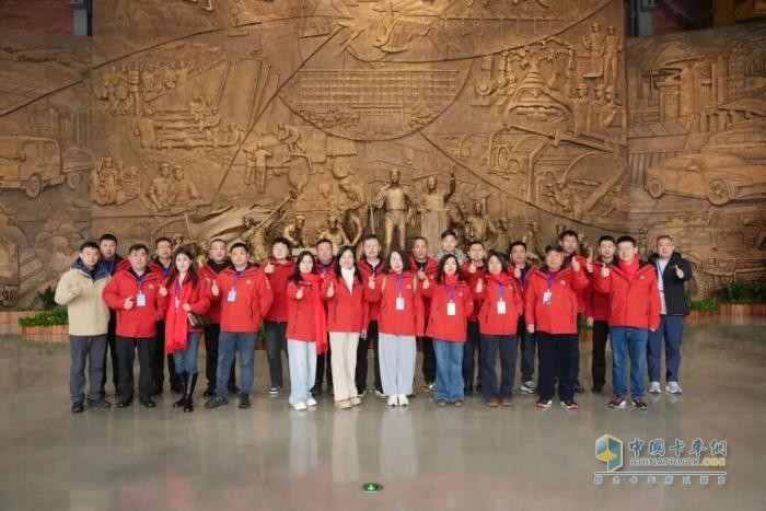 东风康明斯：天龙哥十年之约温暖启程