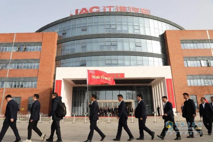 凝心聚力启新程，勇毅出征创辉煌！江淮商用车营销事业部举行2026年营销出征誓师大会