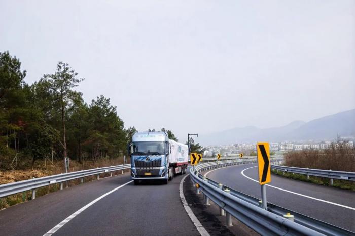 “开龙擎 向富行” 阜阳至杭州赵师傅带货试车 东风新KL 600马力综合油耗29升