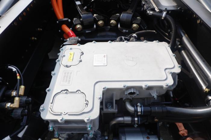 陕汽闪耀深圳商用车展 ！X6000超凡旗舰与顶级超跑同台共鉴高端制造新高度！