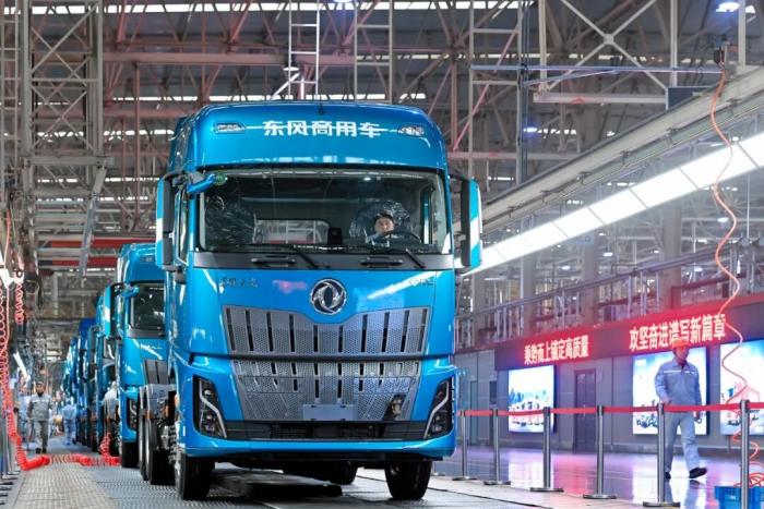 东风商用车：春风送暖鼓干劲 刘利成慰问奋战高产的一线员工