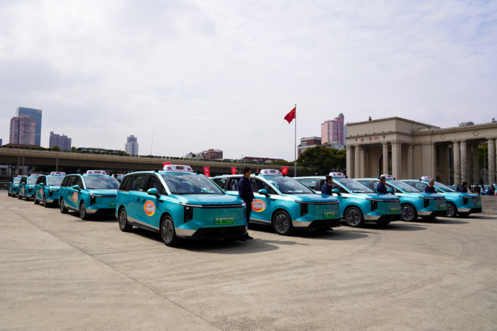 上海出租车“上新”了：大通纯电MPV交付大众出租，一家五口一辆车就够了