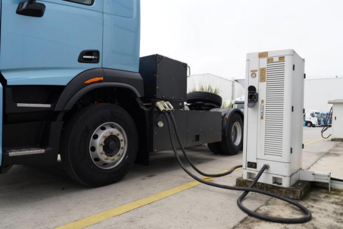 想“抢钱”？还得看乘龙翼威 5 牵引车