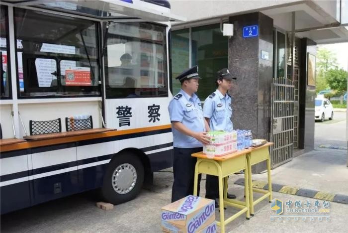 警务前移 触角前伸—移动警务室以 “警” 护春色，用 “心” 筑平安