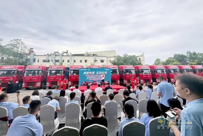 绿智专家 生态伙伴 东风商用车&大客户交付20辆新能源牵引车、签约50辆牵引车