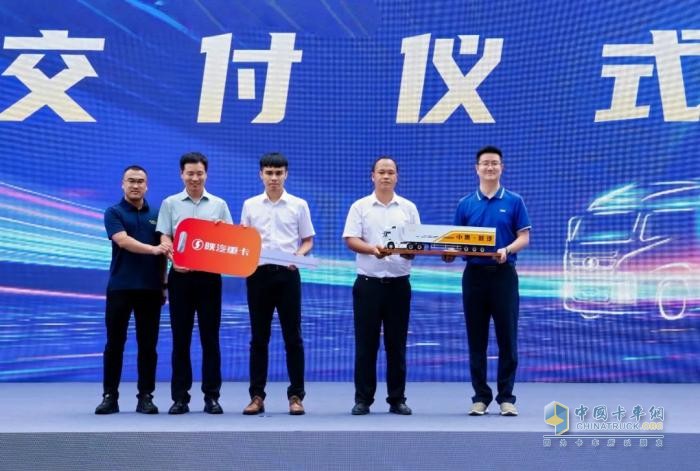 中集·陕汽“好牵挂”新能源头挂列车批量交付，创跨境运输新能源头挂列车交付纪录