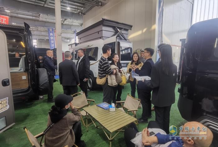 中国重汽轻型汽车携五大创新车型登陆2025北京房车展定义出行新范式