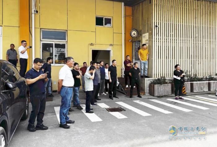 东风商用车甩箱运输产品亮相韵达 高效表现获高度认可