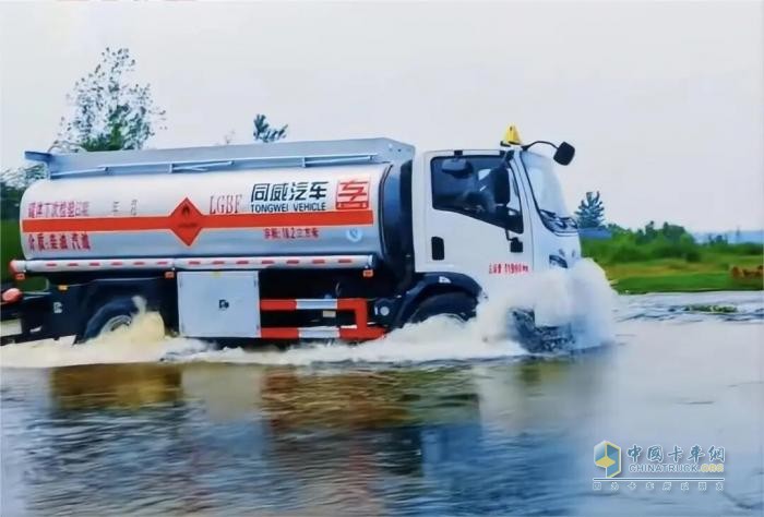 乘龙L2加油车:您的专属“能源外卖”,随叫随到