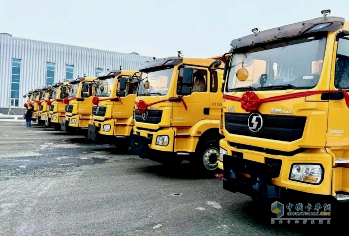 陕汽72辆除雪车驰援新疆 政企同心守护冬季民生通途