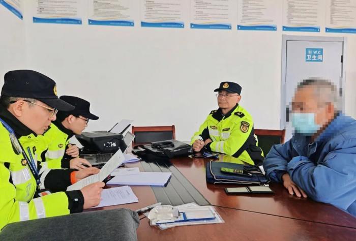 江苏盐城查获三辆危化品车安全卡“过期”