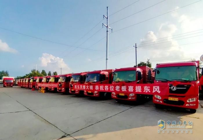 22辆东风天锦批量交付 信阳畜禽运输领域再树标杆