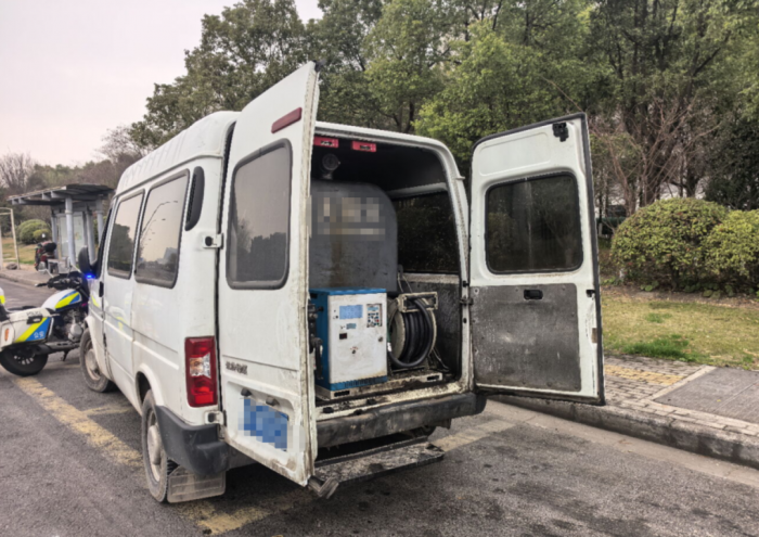 南通一非法流动加油车被交警当场查获   