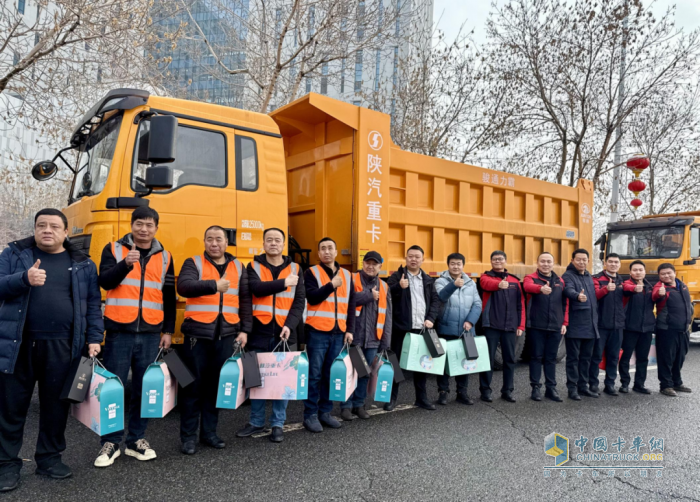 陕汽72辆除雪车驰援新疆 政企同心守护冬季民生通途