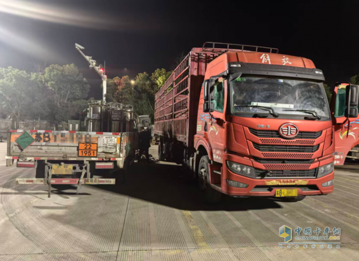 江苏江阴市查处两起非法运输危险货物案