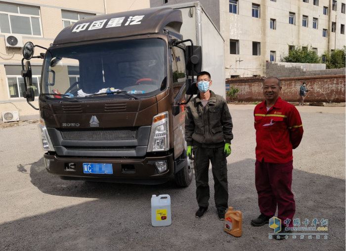 每月16日的HOWO轻卡统帅感恩日，中国重汽全国“亲人”服务站为卡友冬日的冷寂运输路平添一股暖意。