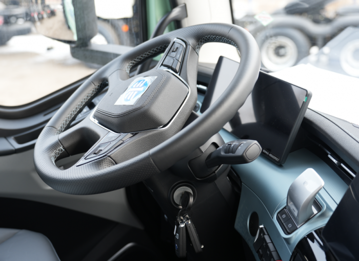 解放J6G Pro标载纯电电驱箱牵引车的“快乐哲学”~